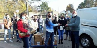 Stellvertretend für alle Kreisschulen: Jens Pellkofer, Leiter der IGS Mutterstadt, nimmt das Kontingent an Laptops für seine Schule entgegen. (Foto: Kreisverwaltung Rhein-Pfalz-Kreis)