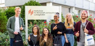 Gruppenbild Erstsemester vor HS-Schild (Foto: HWG LU/Michael Meyer)