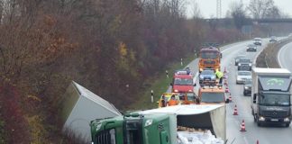 Der umgekippte LKW-Gliederzug (Foto: Feuerwehr Neustadt)