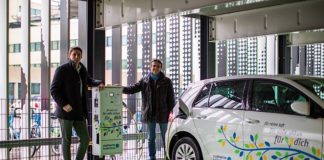 Bei der Inbetriebnahme der neuen E-Ladesäule im Parkhaus des Zoo Heidelberg: Frank-Dieter Heck (Kaufmännischer Geschäftsführer Zoo Heidelberg, rechts) und Florian Schuhmacher (Projektingenieur Elektromobilität Stadtwerke Heidelberg, links). (Foto: Stadtwerke Heidelberg)