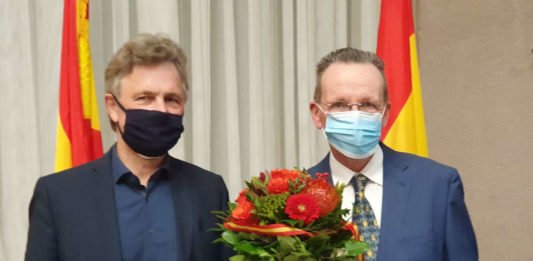 Nach dem deutlichen Erfolg bei der OB-Wahl geht Dr. Frank Mentrup gestärkt in seine zweite Amtszeit. Gemeindewahlleiter Dr. Albert Käuflein (rechts) gratuliert dem Gewinner zum Wahlsieg. (Foto: Fränkle)