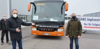 v.l.: Busfahrer Günter Bügel, Landrat Dr. Fritz Brechtel sowie den Inhaber des gleichnamigen Busunternehmens, Tobias Fichtenkamm. (Foto: Kreisverwaltung Germersheim)