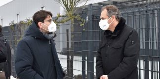 OB Thomas Hirsch (l.) und Landrat Dietmar Seefeldt rufen Beschäftigte an Schulen und in Betreuungseinrichtungen dazu auf, kostenlose Testmöglichkeiten zu nutzen. (Quelle: Stadt Landau)