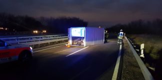 Umgekippter Transporter (Foto: Polizei RLP)