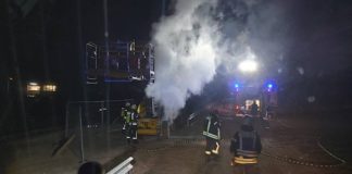 Brennende Hubarbeitsbühne (Foto: Feuerwehr Haßloch)