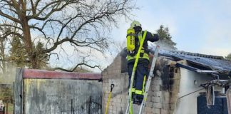 Gartenhausbrand im Sandbuckel (Foto: Feuerwehr Haßloch)