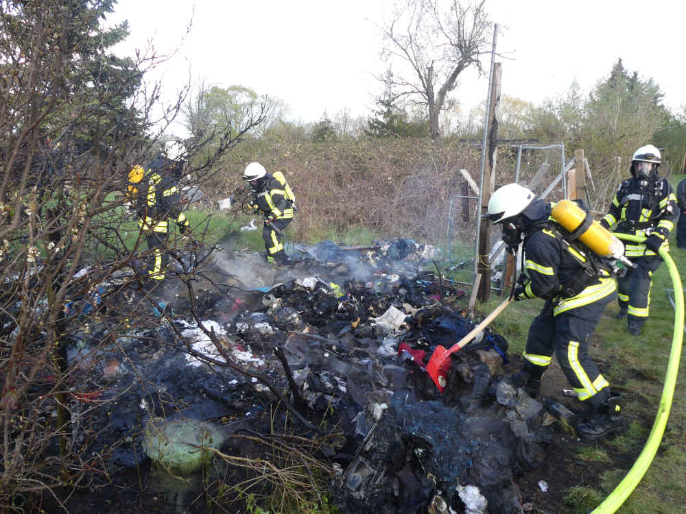 Abfall und Unrat brannten (Foto: Feuerwehr Neustadt)