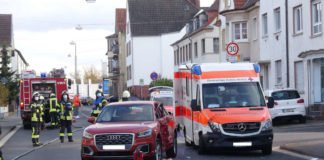 Verkehrsunfall zwischen einem Audi und einem Rettungswagen (Foto: Feuerwehr Neustadt)