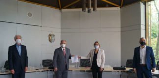 v.l.: Achim Martin (Geschäftsbereichsleiter Schulen, Kreisverwaltung), Landrat Hans-Ulrich Ihlenfeld, Bildungsministerin Stefanie Hubig, Ulrich Link (Mitglied ISB-Vorstand) (Foto: Kreisverwaltung Bad Dürkheim)