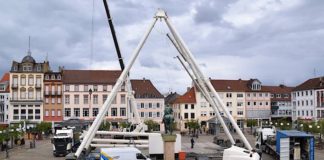 Der Aufbau des Riesenrads auf dem Landauer Rathausplatz ist in vollem Gange. (Quelle: Stadt Landau)