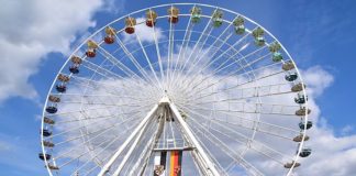 Ab sofort dreht das „Landau Eye“ wieder seine Runden auf dem Landauer Rathausplatz. (Quelle: Stadt Landau)