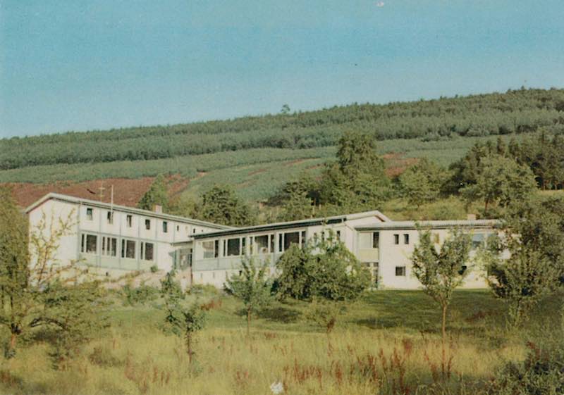 Anfangszeit der Pfalzakademie in Lambrecht: das Gebäude um 1956 (Foto: Zentralarchiv des Bezirksverbands Pfalz)