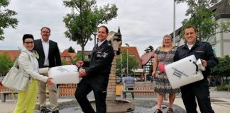 Diana Kreuter-Schmitt, Direktorin der Pfälzischen Pensionsanstalt Bad Dürkheim, Bürgermeister Tobias Meyer, Wehrleiter Marco Himmighöfer, Sachbearbeiterin Alina Fink und Gerätewart Marcus Gunst (v.l.n.r.). (Foto: Gemeindeverwaltung Haßloch)