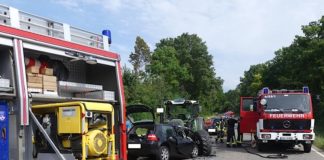 Der Fahrer des Golfs verstarb an der Einsatzstelle (Foto: Feuerwehr Neustadt)