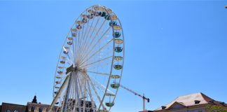 Das Riesenrad auf dem Landauer Rathausplatz dreht noch bis 15. August seine Runden. (Quelle: Stadt Landau)