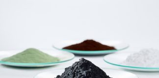 Schlüssel zu leistungsstarken Batteriematerialien: Kathodenmaterialien-Vorprodukte (grünes und braunes Pulver), Lithiumcarbonat (weißes Pulver) und Kathodenmaterialien (schwarzes Pulver). (Foto: BASF SE)