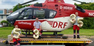 Freude beim Leitungsteam der Station Mannheim, von links nach rechts: Thomas Sperber (Leitender Notfallsanitäter), Martin Beitzel (Stationsleiter und Pilot), Marcus Rudolph (Leitender Hubschrauberarzt) (Quelle: DRF Luftrettung)