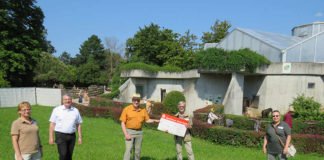 Vorstandsmitglieder und Beiräte des Vereins der Tiergartenfreunde Heidelberg überreichen Zoodirektor Dr. Wünnemann den Spendenscheck in Höhe von 15.000 Euro für die neue Gorilla-Anlage. (Foto: Zoo Heidelberg)