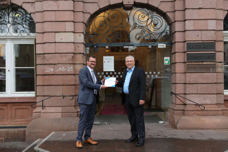 Volker Schütze übergab die Ernennungsurkunde vor dem Rathaus an Bürgermeister Raoul Schmidt-Lamontain (links). (Foto: Stadt Heidelberg)