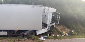 Der beteiligte LKW (Foto: Polizei RLP)