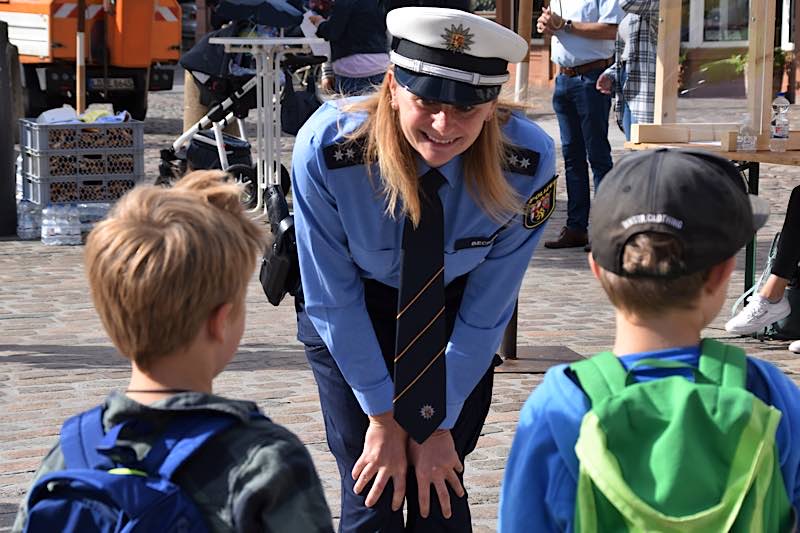 Stefanie Becker, Verkehrssicherheitsberaterin bei der Polizei Landau, im Gespräch mit zwei ABC-Schützen. (Quelle: Stadt Landau)