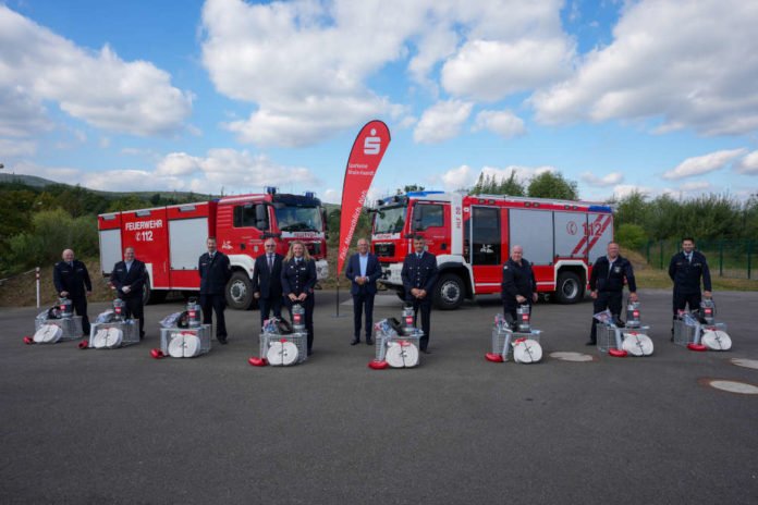 Übergabe der Tauchpumpen-Sets an acht Feuerwehr im Landkreis Bad Dürkheim (Foto: Reinhard Schnell)