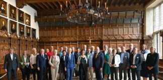 Gruppenbild im Friedenssaal Münster. Im Rahmen ihrer Bundeskonferenz, hier beim Empfang durch den Münsteraner Oberbürgermeister Markus Lewe im Friedenssaal Münster, appellierten die Präsidentinnen und Präsidenten, Regierungspräsidentinnen und Regierungspräsidenten noch einmal eindringlich an die Bevölkerung, sich impfen zu lassen. (Foto: Bezirksregierung Münster)