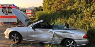 Verunfallter PKW Mercedes (Foto: Polizei RLP)