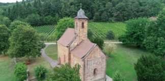 Liegt an der Klingenmünsterer Sternenschleife des Jakobswegs: Nikolauskapelle aus salischer Zeit (Foto: Bezirksverband Pfalz)