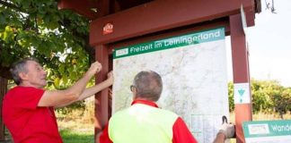 Die ehrenamtlichen Wegewarte Bernhard Schmidt (links) und Peter Dück unterstützen den Tourismusverein „Leiningerland. Das Tor zur Pfalz e. V.“ beim Austausch der Informationstafeln zum Thema „Freizeit im Leiningerland“. Diese stehen aktuell an 24 Standorten der Region. Für die Maßnahme setzte der Verein mehr als 10.000 € ein. (Foto: Bettina Schulz, Carlsberg)