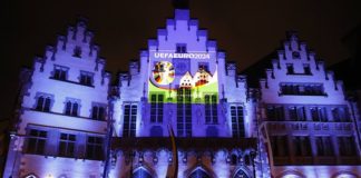 Das Logo auf der Fassade des Römers. Copyright Stadt Frankfurt, Foto: Maik Reuß Illumination auf der Römerfassade. (Quelle: Stadt Frankfurt, Foto: Maik Reuß)