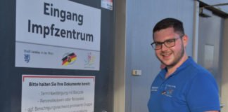 Impfkoordinator Bastian Dietrich schließt zum letzten Mal die Tür zum Impfzentrum LD/SÜW. (Quelle: Stadt Landau)