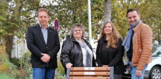 Übergabe mit dem Ersten Beigeordneten Carsten Borck, Jutta Mazola, Beate Gebhard-Diehl aus dem Seniorenbüro und dem Beigeordneten Claus Wolfer (v.l.n.r.). (Foto: Gemeindeverwaltung Haßloch)