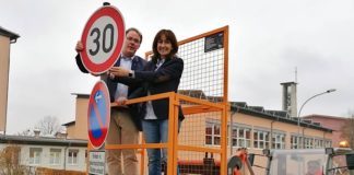 Schulleiterin Nicole Ihrig und Bürgermeister Tobias Meyer beim Anbringen des neuen Geschwindigkeitsbegrenzungsschildes zeigt (aufgenommen Mitte November). (Foto: Gemeindeverwaltung Haßloch)