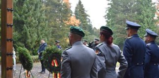 Gemeinsames Gedenken am Hochkreuz des Ehrenfelds auf dem Landauer Hauptfriedhof. (Quelle: Stadt Landau)