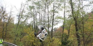 Verunfallter Geländewagen bei der Bergung mittels Autokran auf der B 48 am 04.11.21 (Foto: Polizei RLP)