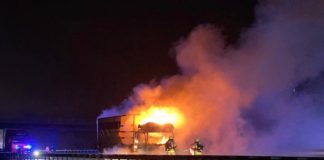 Der brennende LKW (Foto: Polizei RLP)