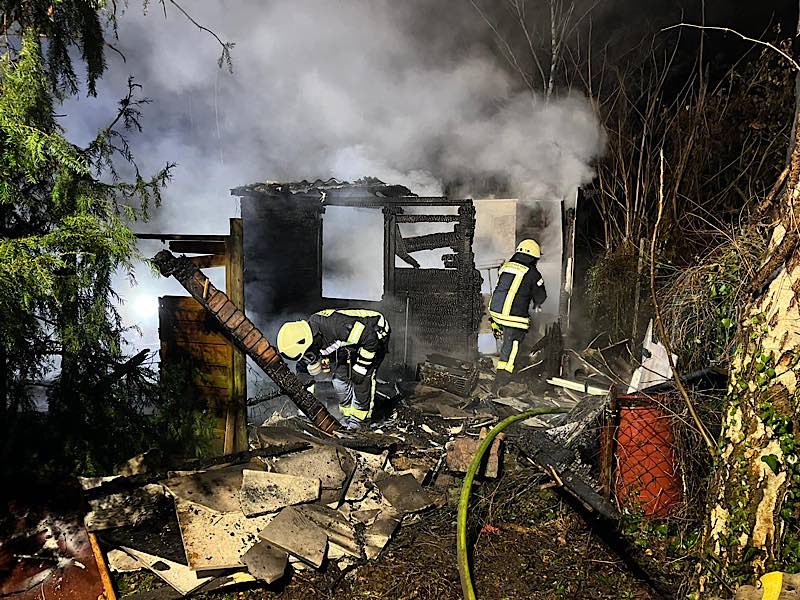 Gartenhüttenbrand im Sandbuckelgelände (Foto: Feuerwehr Haßloch)