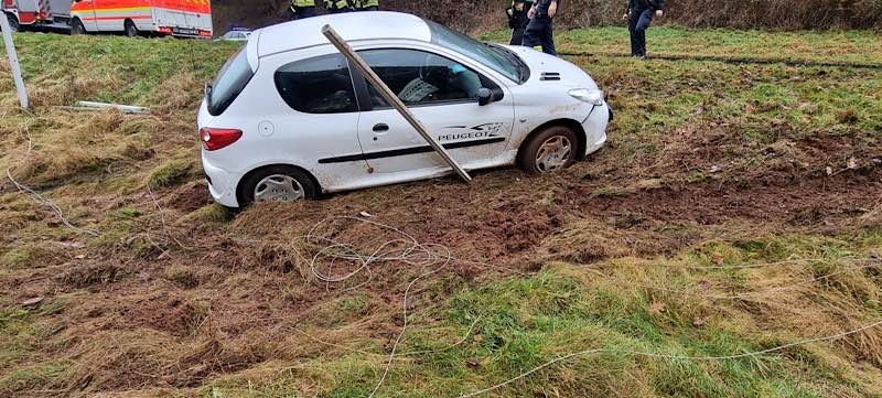 Der verunfallte PKW (Foto: Feuerwehr VG Lambrecht)