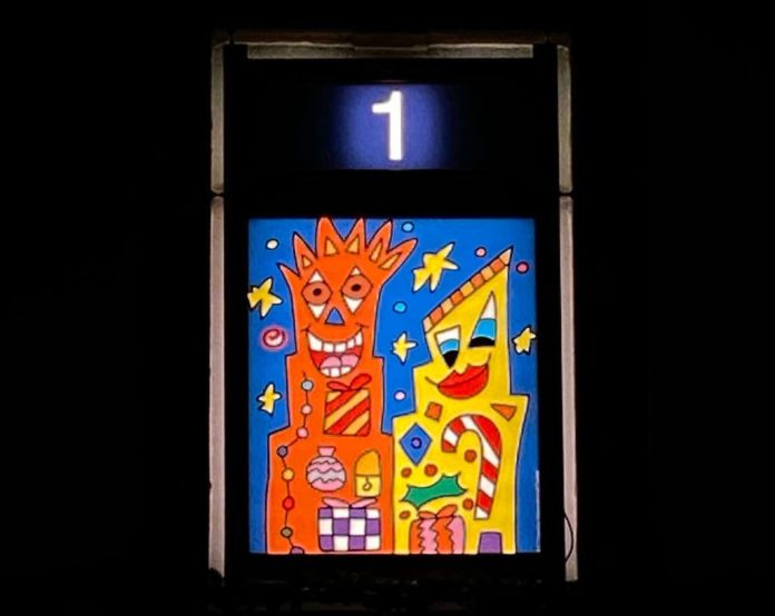 Das erste Rizzi-Fenster vom 01.12.2021 im Neustadter Rathaus (Fotorechte: © Art Licensing International GmbH)