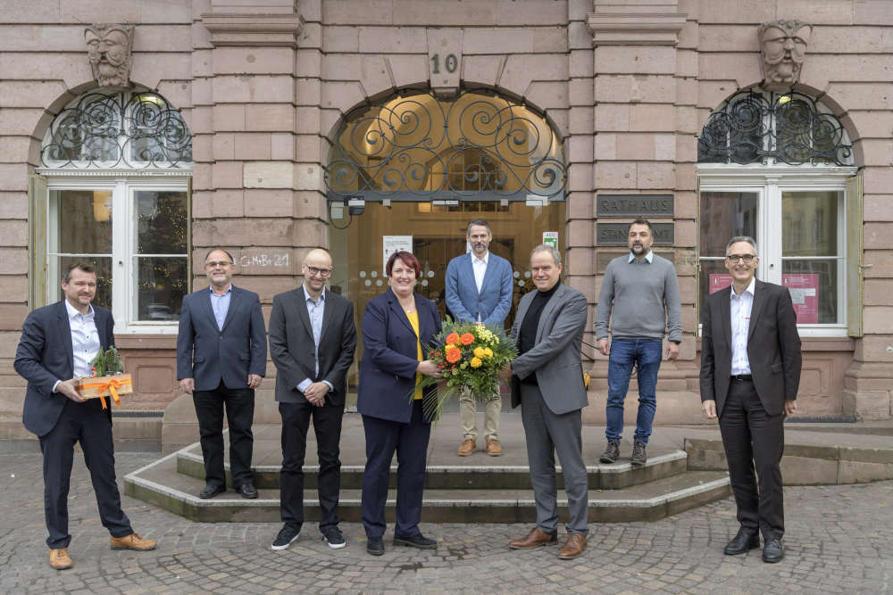 Bei der Amtseinführung (v.l.): Bürgermeister Raoul Schmidt-Lamontain, Klaus Lochner, stellvertretender Vorsitzender des Gesamtpersonalrats, Uwe Hafner, Ehemann der neuen Leiterin, Sylvia Hafner, die neue Leiterin der Abfallwirtschaft und Stadtreinigung Heidelberg, Andreas Bieber, stellvertretender Leiter der der Abfallwirtschaft und Stadtreinigung, Oberbürgermeister Prof. Dr. Eckart Würzner, Frank Rudolf vom Dienststellenpersonalrat und Reiner Herzog, Leiter des Personal- und Organisationsamtes. (Foto: Philipp Rothe)