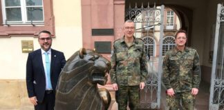 Oberbürgermeister Marc Weigel, Oberst Stefan Weber, Oberstleutnant der Reserve Herbert J. Doll (Foto: Stadtverwaltung Neustadt)