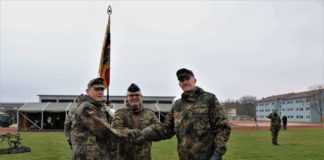 Bekräfigung mit Handschlag (Foto: StFw Frank Wiedemann)