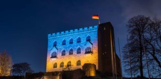 Hambacher Schloss erstrahlt in Blau-Gelb (Foto: Christian Gutschaft)