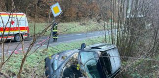 PKW im Graben (Foto: Feuerwehr VG Lambrecht)