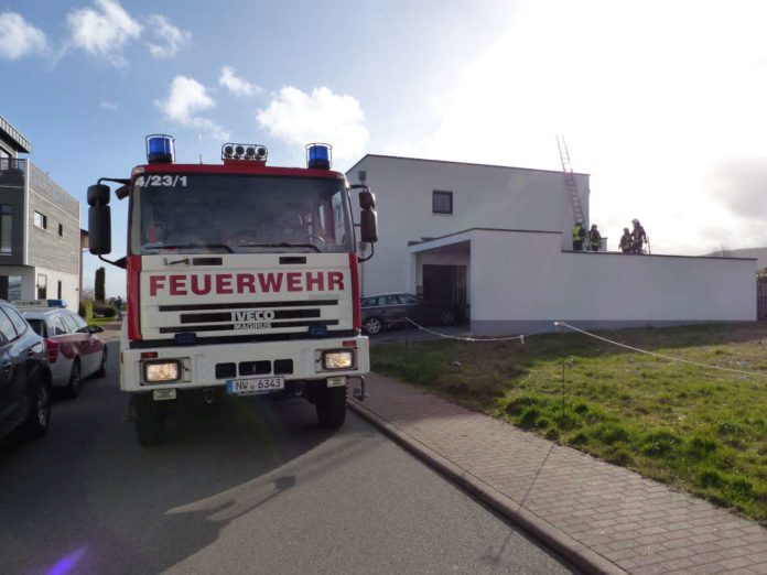 Einsatz in der Weiskreuzstraße in Diedesfeld. (Foto: Feuerwehr Neustadt)