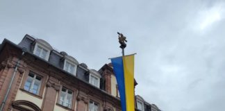 Die ukrainische Fahne weht am Freitag, 25. Februar 2022, vor dem Heidelberger Rathaus. (Foto: Stadt Heidelberg)