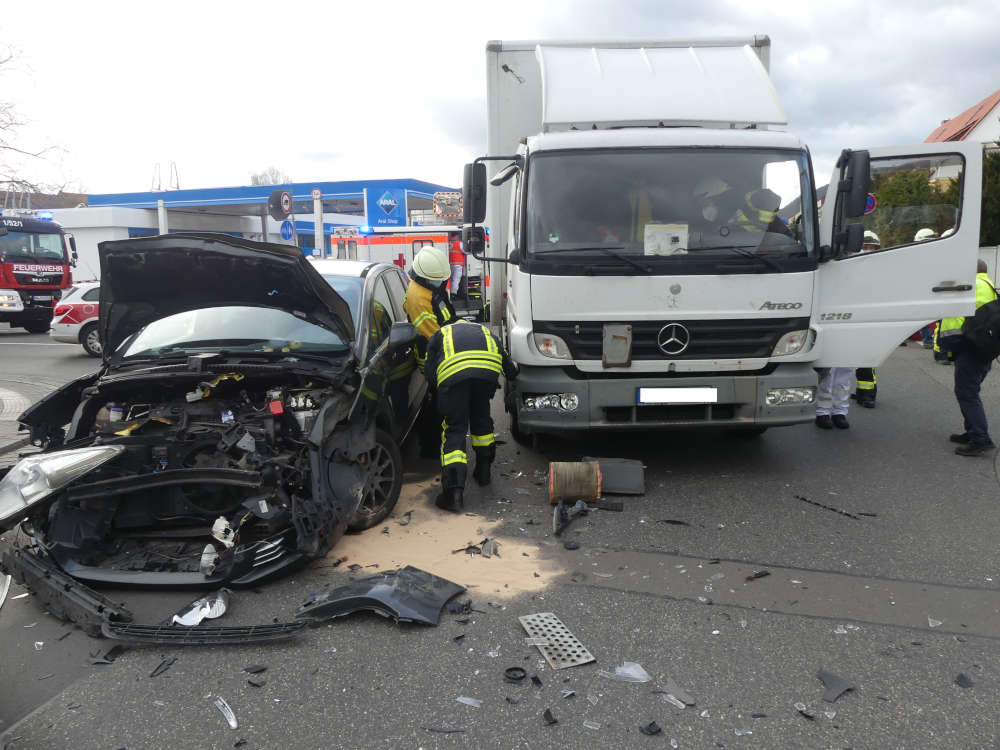 Verkehrsunfall in der Branchweilerhofstraße (Foto: Feuerwehr Neustadt)