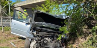 Das verunfallte Fahrzeug (Foto: Polizei RLP)