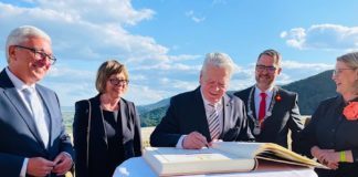 Eintrag ins Goldenes Buch der Stadt Neustadt, von links: Roger Lewenz, Daniele Schadt, Joachim Gauck, Marc Weigel, Schloßmanagerin Ulrike Dittrich (Foto: Stadtverwaltung Neustadt)